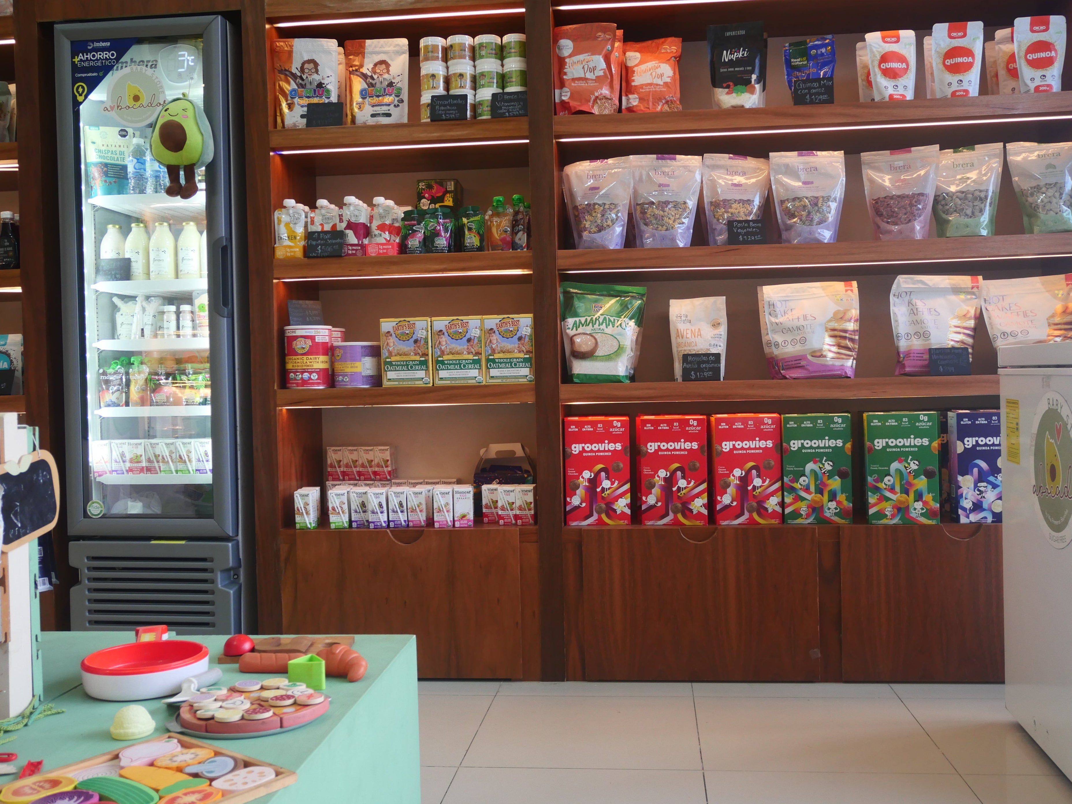 Cargar video: 🥑Abocados Babystore existe para hacer más sencilla una parte muy importante de la maternidad y la paternidad: elegir.Elegir qué comen nuestros hijos, qué usan y qué los acompaña en su desarrollo no siempre es fácil. Hay mucha información, muchas opciones y, a veces, pocas certezas. Por eso Abocados nació con una idea clara: ofrecer un espacio donde las decisiones para la infancia se sientan más tranquilas y mejor respaldadas 🌱Aquí trabajamos con una selección cuidada de productos, alimentos y suplementos pensados desde la nutrición infantil y el desarrollo temprano, con respaldo profesional y criterio detrás de cada elección 🧠✨Nada llega por casualidad. Todo tiene un porqué, una revisión y una intención.No buscamos decirte qué hacer, sino acompañarte con información clara, opciones bien pensadas y un espacio donde puedas confiar 🤍Un lugar que crece con los niños y con las familias que los cuidan 👶🌿