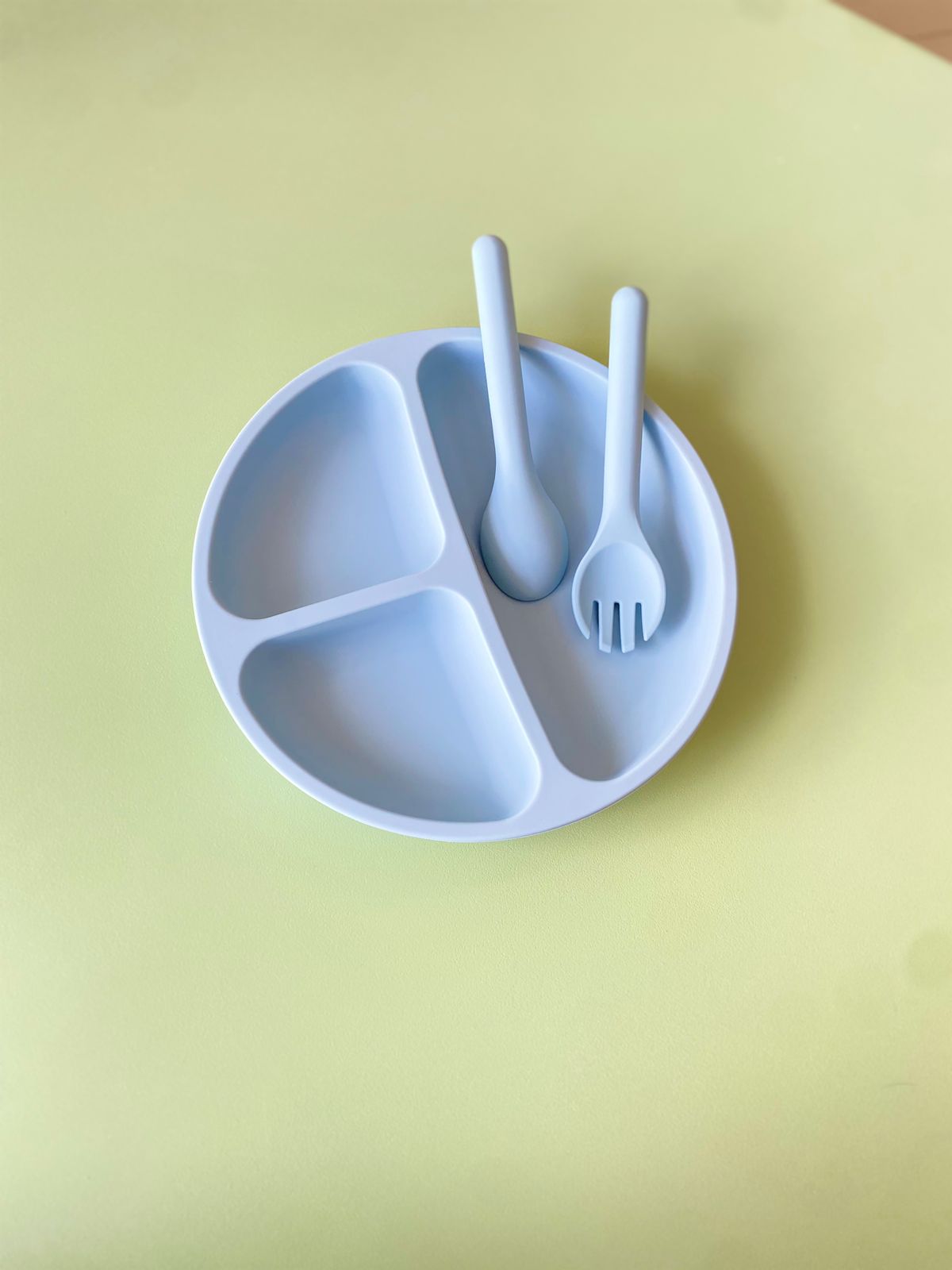 SET DE PLATO CON CUBIERTOS Y VENTOSA