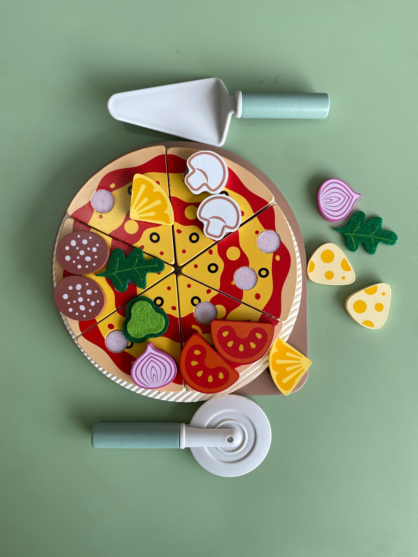 Pizza de vegetales armable madera